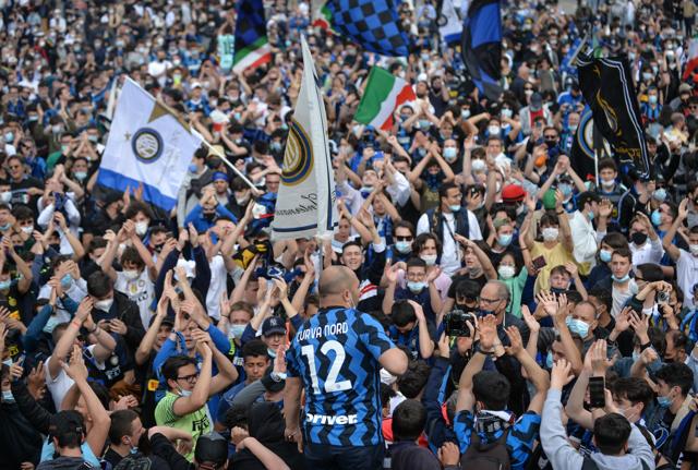 Inter scudetto: tifosi nerazzurri in Piazza Duomo a Milano (Lapresse)