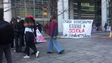Studenti superiori in piazza a Milano: presi in giro dai politici