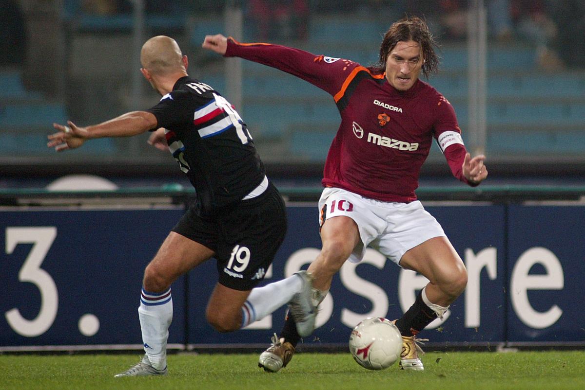 FRANCESCO TOTTI – Il suo continuo rimandare il ritiro è diventato persino il tema di una serie su Netflix! Quando ha deciso di appendere le scarpe al chiodo, aveva 41 anni. FRANCESCO TOTTI – Il suo continuo rimandare il ritiro è diventato persino il tema di una serie su Netflix! Quando ha deciso di appendere le scarpe al chiodo, aveva 41 anni.