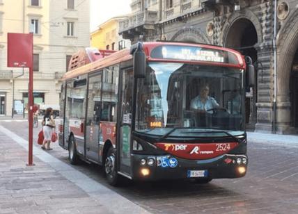 Clochard e senza tetto: Bologna regala l'abbonamento ai trasporti pubblici
