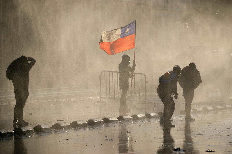Cile Un manifestante sventola la bandiera cilena durante le proteste contro il presidente Pinera dello scorso novembre