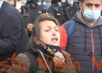 Proteste anti-chiusure, il grido di una donna: "Ho provato a uccidermi". VIDEO