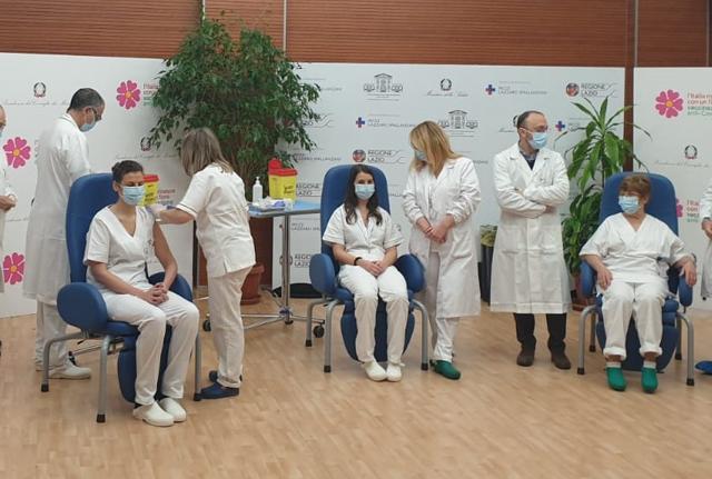 La Professoressa Maria Rosaria Capobianchi si sottopone alla vaccinazione anti-Covid 19 (foto: ministero della Salute) La Professoressa Maria Rosaria Capobianchi si sottopone alla vaccinazione anti-Covid 19 (foto: ministero della Salute)