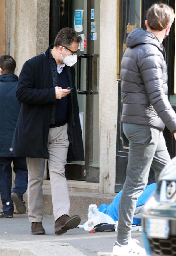Fabio fazio guarda un barbone senza tetto  Ipa