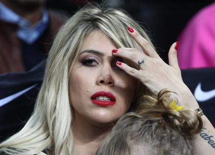 Wanda Nara, scollatura strepitosa: lady Icardi illumina Milano. Foto delle vip