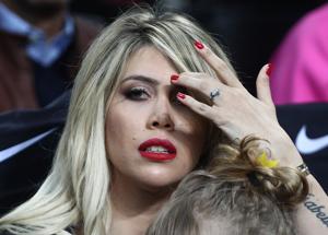Wanda Nara in perizoma e poi senza reggiseno (guarda): lady Icardi doppietta