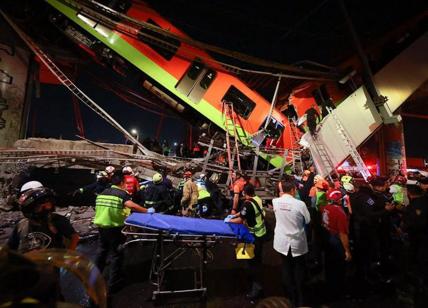 Città del Messico, crolla un ponte al passaggio della metro: morti e feriti