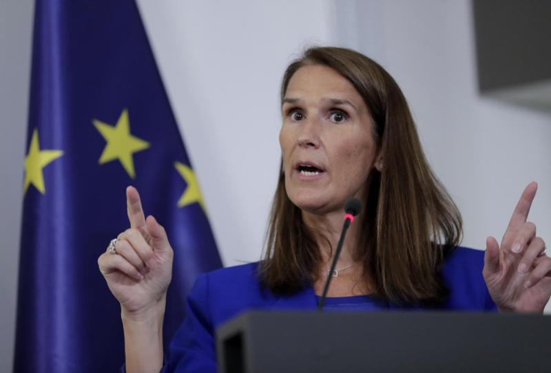Sophie Wilmes, classe '75, ha svolto il ruolo di Prima Ministra del Belgio per un anno, dal 2019 al 2020. Nei precedenti 189 anni di storia del Paese, nessun'altra donna aveva mai ricoperto la carica. Al termine del suo incarico, è stata scelta come Vicepremier dal suo successore, Alexander De Croo Sophie Wilmes, classe '75, ha svolto il ruolo di Prima Ministra del Belgio per un anno, dal 2019 al 2020. Nei precedenti 189 anni di storia del Paese, nessun'altra donna aveva mai ricoperto la carica. Al termine del suo incarico, è stata scelta come Vicepremier dal suo successore, Alexander De Croo