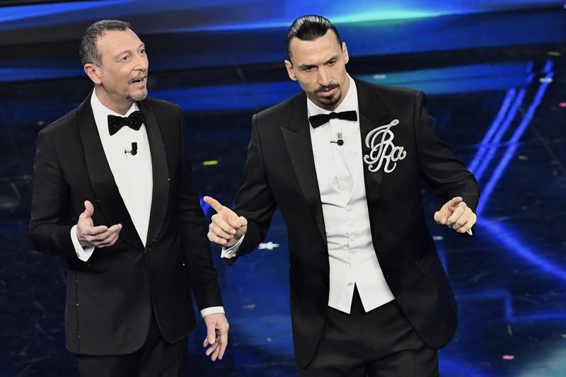 Zlatan Ibrahimovic e Amadeus - Sanremo 2021 (Lapresse)
