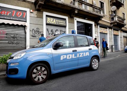 Ex pugile aggredisce passanti e cerca di estorcere fumo e alcol ai poliziotti