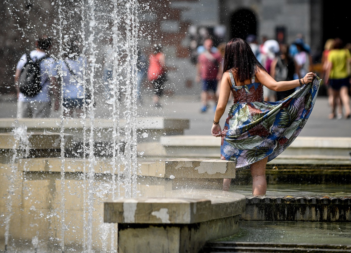 Caldo a Milano (LaPresse) Caldo a Milano (LaPresse)