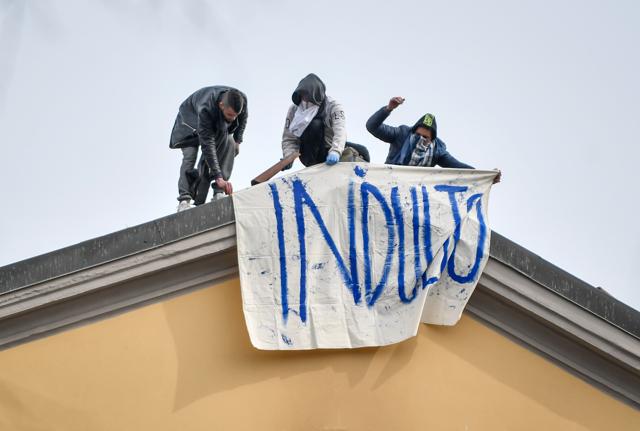 La rivolta dei detenuti di San Vittore (Milano) durante la prima ondata di Covid La rivolta dei detenuti di San Vittore (Milano) durante la prima ondata di Covid