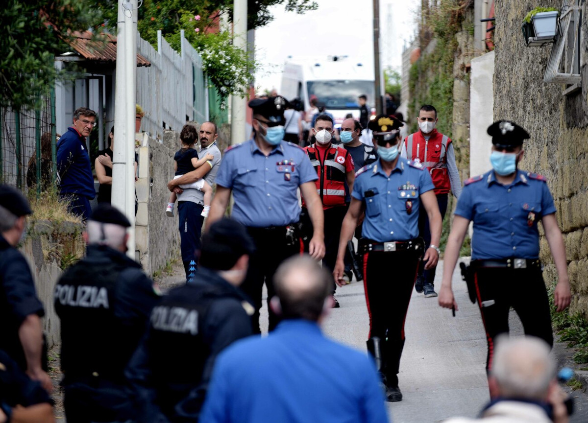 polizia napoli, giovane trans suicida