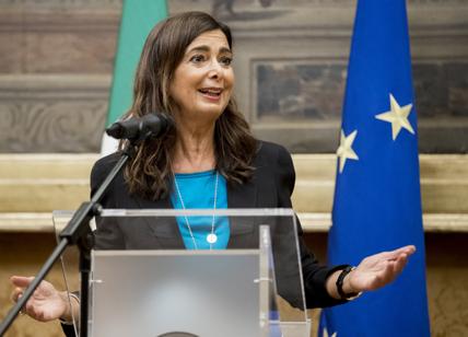 Mangiatrici di banane è bufera, Boldrini: "Nessuna donna dovrebbe prestarsi"