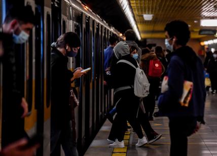 Covid, addio alle mascherine. Dall'1 ottobre via l'obbligo su bus e treni