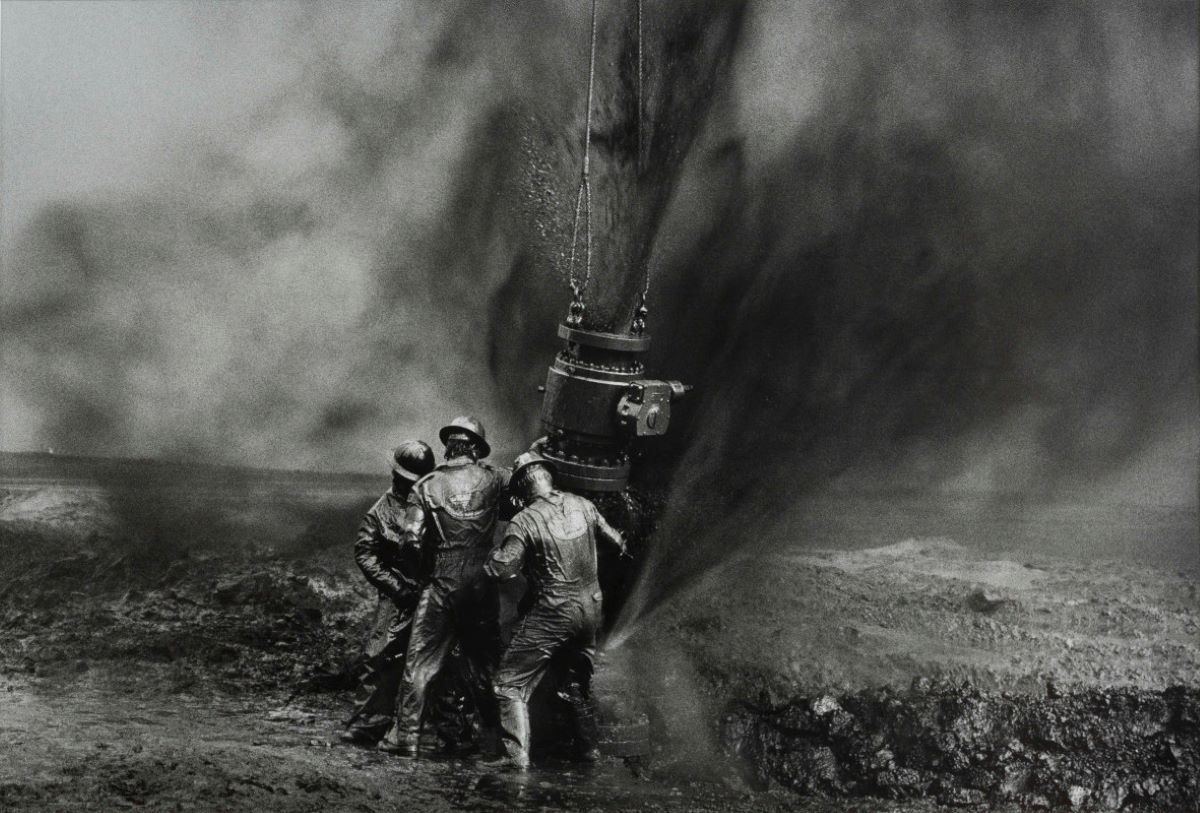 SEBASTIAO SALGADO Pozzo petrolifero, Burhan, Kuwait SEBASTIAO SALGADO Pozzo petrolifero, Burhan, Kuwait