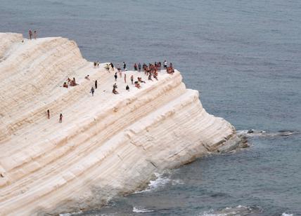 Scala dei Turchi imbrattata dai vandali: vernice rossa sulla scogliera bianca