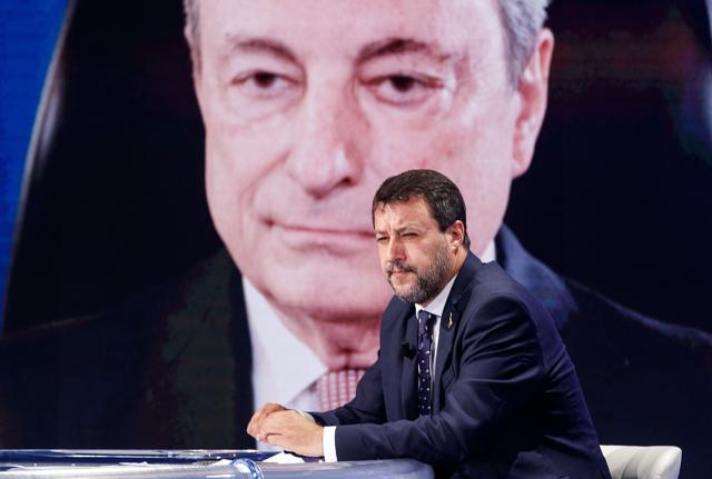 Matteo Salvini e, sullo sfondo, Mario Draghi Matteo Salvini e, sullo sfondo, Mario Draghi