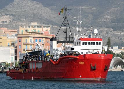 Migranti, Sea Watch approda a Pozzallo con 440 persone: tanti bimbi ustionati