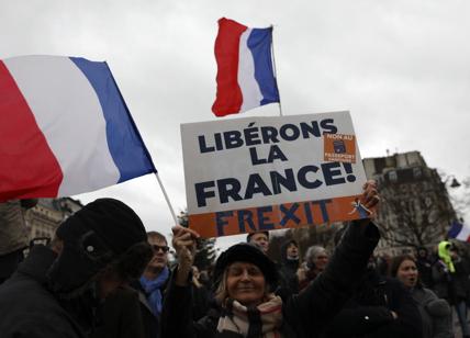 Francia, rivolta contro la riforma delle pensioni "non negoziabile" di Macron