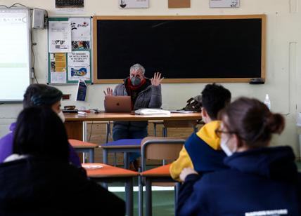 Scuola, studenti in aula con le coperte. "Le finestre devono restare aperte"