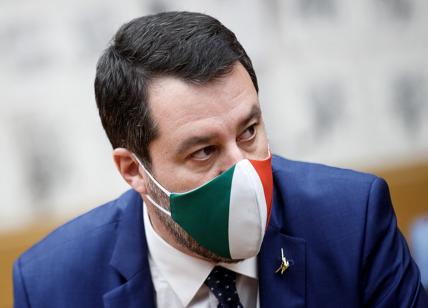 Lega, "piena fiducia in Salvini". Il segretario, sereno, tira dritto