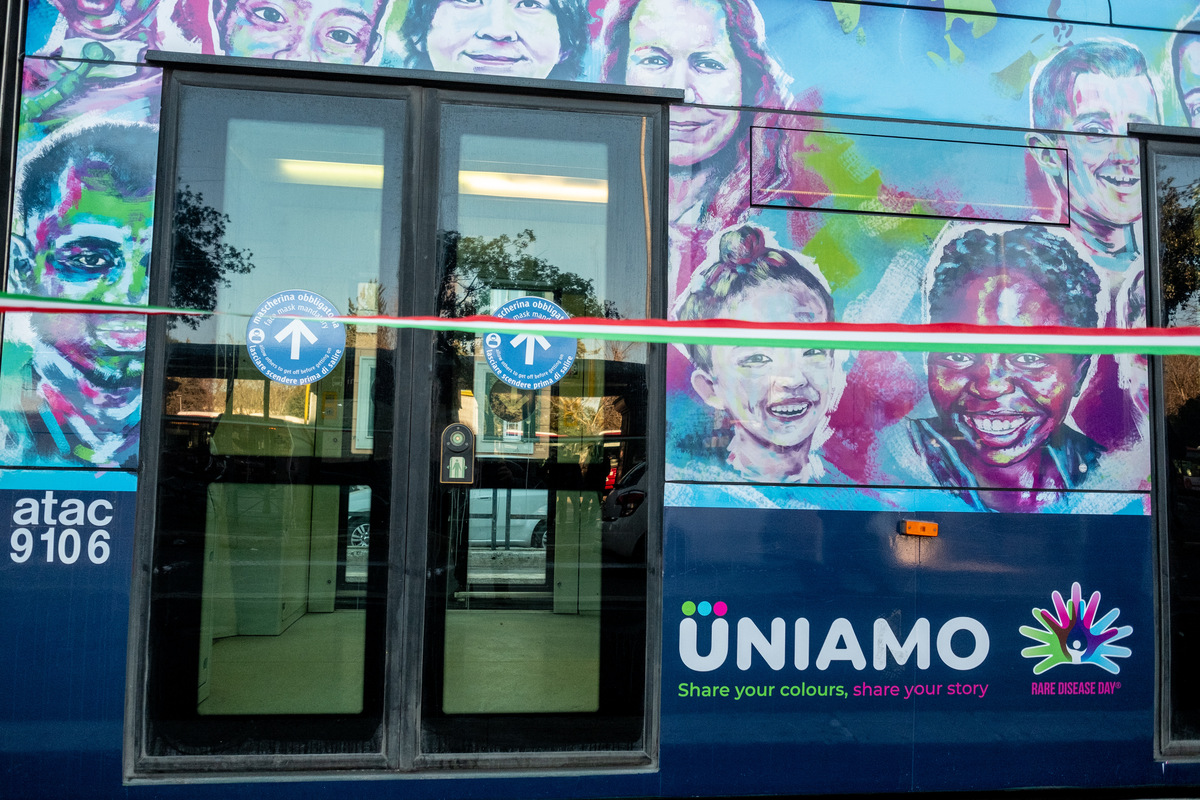 Nella foto: Il tram dedicato alle malattie rare oggetto della campagna di sensibilizzazione sulle malattie rare promossa da uniamo.org Nella foto: Il tram dedicato alle malattie rare oggetto della campagna di sensibilizzazione sulle malattie rare promossa da uniamo.org