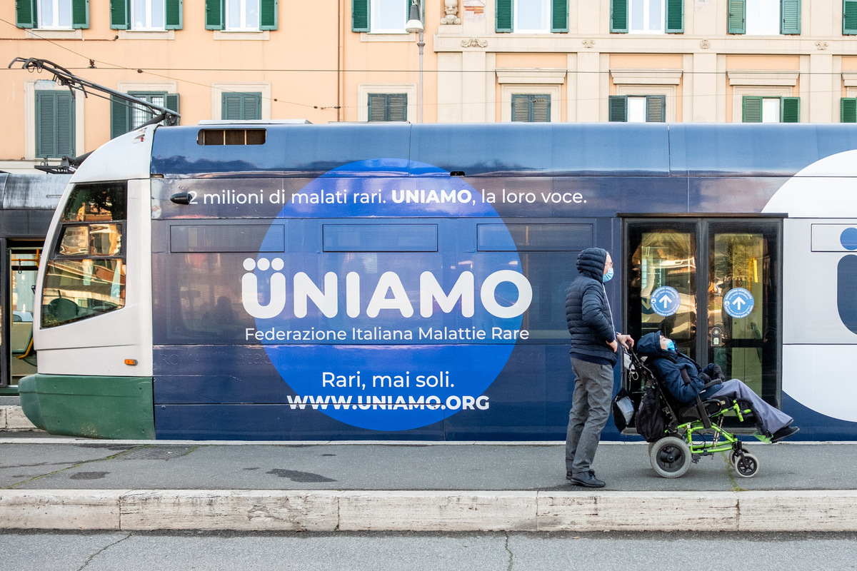 Nella foto: Il tram dedicato alle malattie rare oggetto della campagna di sensibilizzazione sulle malattie rare promossa da uniamo.org Nella foto: Il tram dedicato alle malattie rare oggetto della campagna di sensibilizzazione sulle malattie rare promossa da uniamo.org