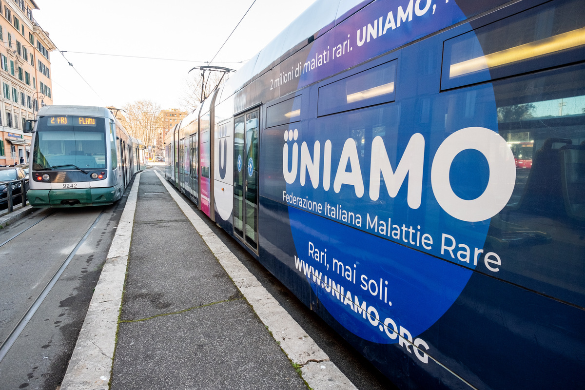 Nella foto: Il tram dedicato alle malattie rare oggetto della campagna di sensibilizzazione sulle malattie rare promossa da uniamo.org Nella foto: Il tram dedicato alle malattie rare oggetto della campagna di sensibilizzazione sulle malattie rare promossa da uniamo.org