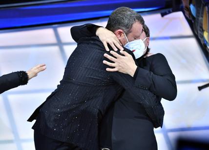 Sanremo, Amadeus bacia in diretta Coletta: "Almeno 10 secondi, è anti-sfiga"