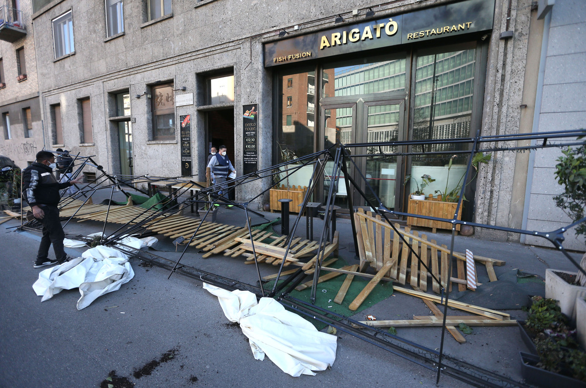 Distrutto il dehor del ristorante Arigato di via Melchiorre gioia 28 Distrutto il dehor del ristorante Arigato di via Melchiorre gioia 28