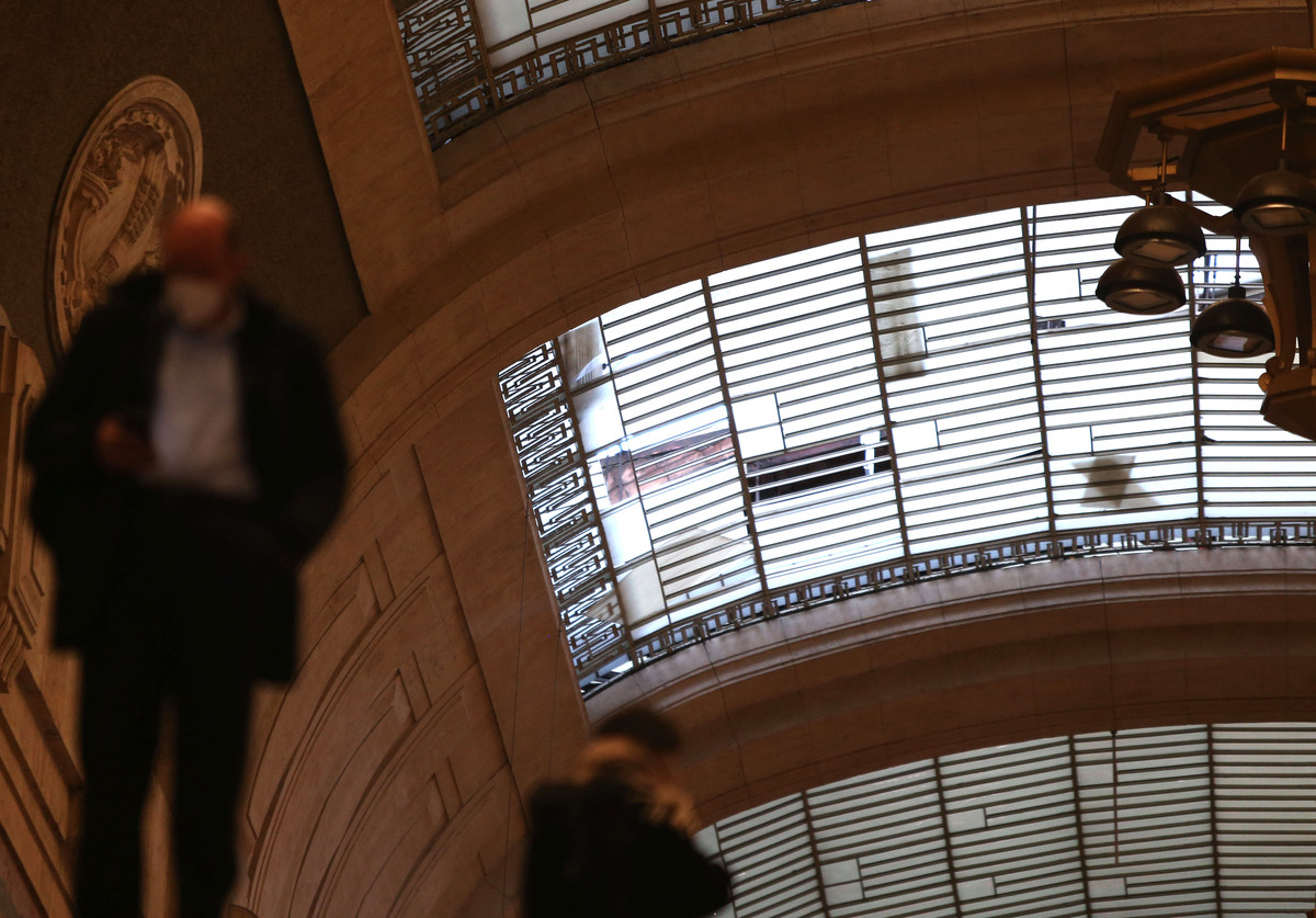 Danneggiato il tetto dell’atrio della stazione centrale Danneggiato il tetto dell’atrio della stazione centrale