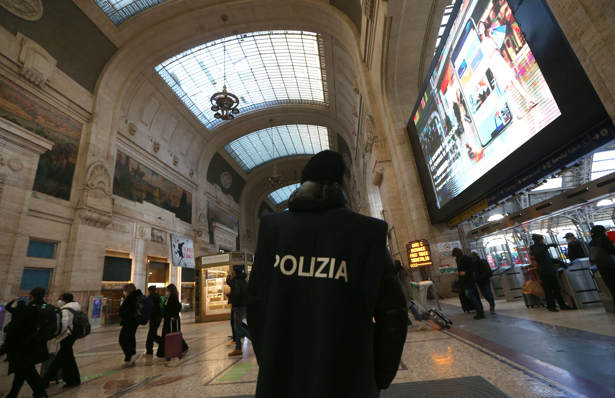 Danneggiato il tetto dell’atrio della stazione centrale Danneggiato il tetto dell’atrio della stazione centrale