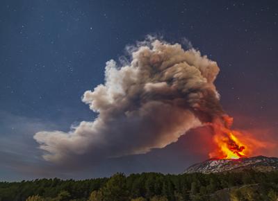 Etna in eruzione, 10 febbraio 2022. Foto di Salvatore Allegra per agenzia LaPresse.