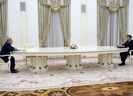Putin e il tavolo lungo. Macron temeva il furto del suo Dna, tampone rifiutato