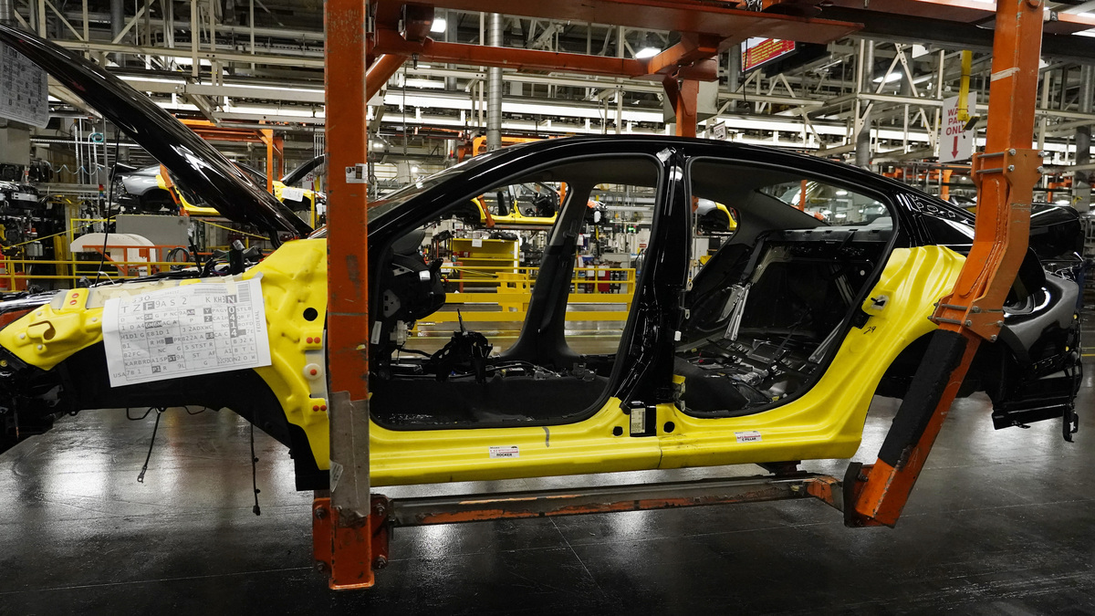Una berlina Altima è allineata su una linea di trasporto in attesa di completamento presso lo stabilimento di assemblaggio di veicoli di Canton di Nissan Una berlina Altima è allineata su una linea di trasporto in attesa di completamento presso lo stabilimento di assemblaggio di veicoli di Canton di Nissan