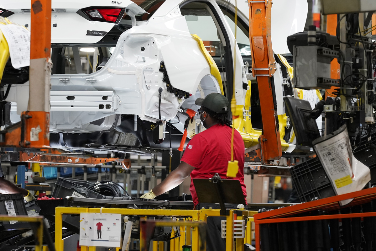 Un tecnico usa un martello mentre lavora sul lato inferiore di una berlina Altima presso lo stabilimento di assemblaggio di veicoli di Canton di Nissan Un tecnico usa un martello mentre lavora sul lato inferiore di una berlina Altima presso lo stabilimento di assemblaggio di veicoli di Canton di Nissan