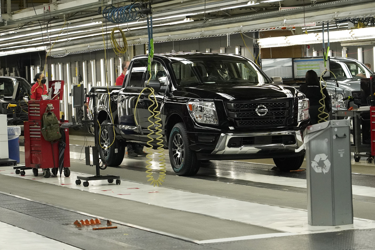 Un camion Titan attende l'ispezione presso lo stabilimento di assemblaggio di veicoli di Canton di Nissan Un camion Titan attende l'ispezione presso lo stabilimento di assemblaggio di veicoli di Canton di Nissan