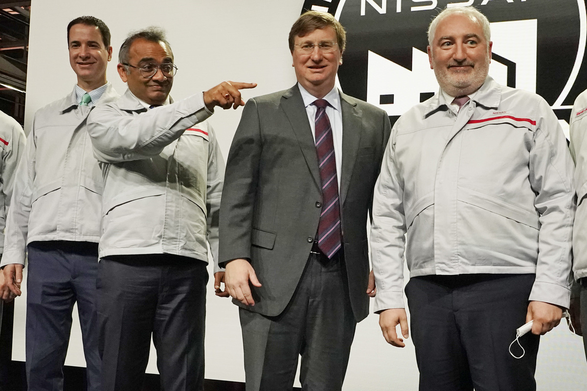 da sinistra a destra: Andrew Tavi, Vicepresidente Senior regionale, Legal, Sustainability and External Affairs, per Nissan Americas, Ashwani Gupta COO di Nissan, il Governatore del Mississippi Tate Reeve e il presidente di Nissan North Americas Jérémie Papin da sinistra a destra: Andrew Tavi, Vicepresidente Senior regionale, Legal, Sustainability and External Affairs, per Nissan Americas, Ashwani Gupta COO di Nissan, il Governatore del Mississippi Tate Reeve e il presidente di Nissan North Americas Jérémie Papin