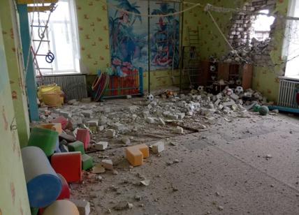 Ucraina, bombardato asilo: "Russia si ritira? Falso". Draghi: "Pronti a tutto"