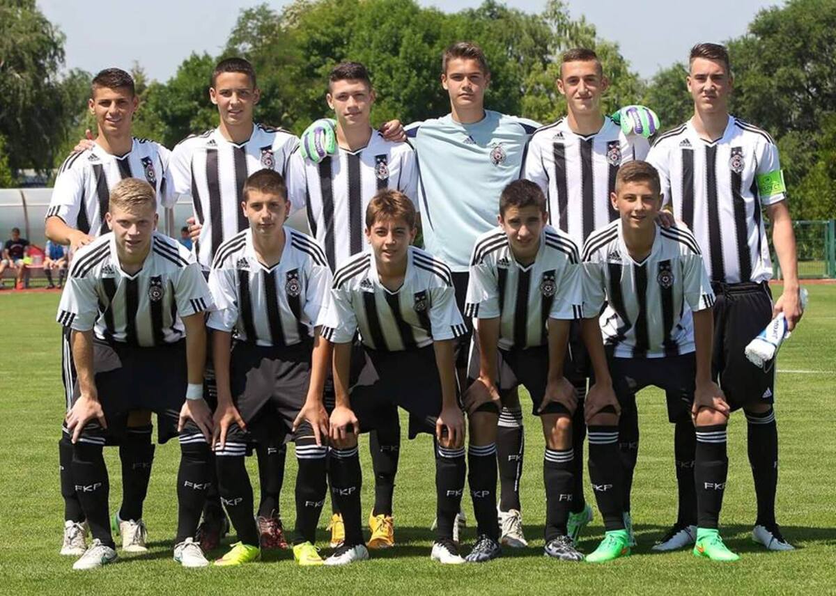 Dusan Vlahovic il primo da destra con la fascia da capitano Dusan Vlahovic il primo da destra con la fascia da capitano