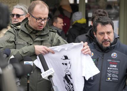 Salvini in Polonia e il caso-giubbotto: Colmar e Audi prendono le distanze