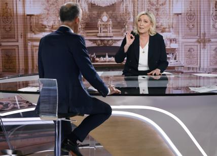 Sondaggi Francia, Le Pen allunga su Macron: "Se vinco, foto senza bandiera Ue"