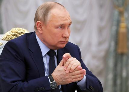 "Putin ha il Parkinson, lo prova un video: gonfio, gambe rigide e le mani..."