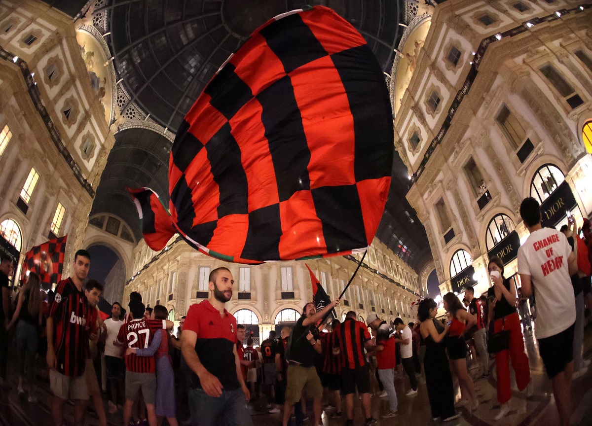 Milan, 40mila tifosi festeggiano: piazza Duomo rossonera (LaPresse) Milan, 40mila tifosi festeggiano: piazza Duomo rossonera (LaPresse)