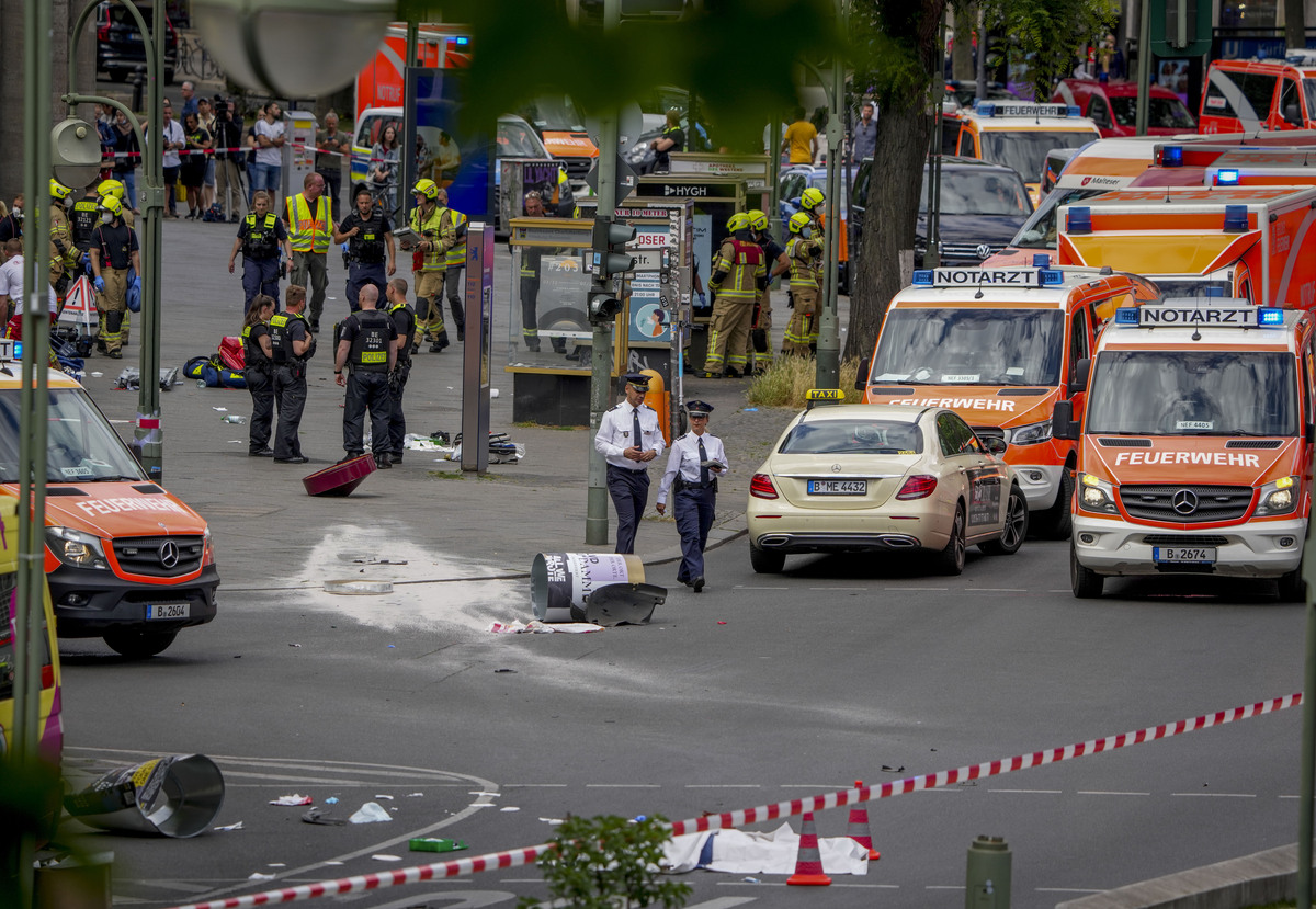 Berlino auto sulla folla Berlino auto sulla folla