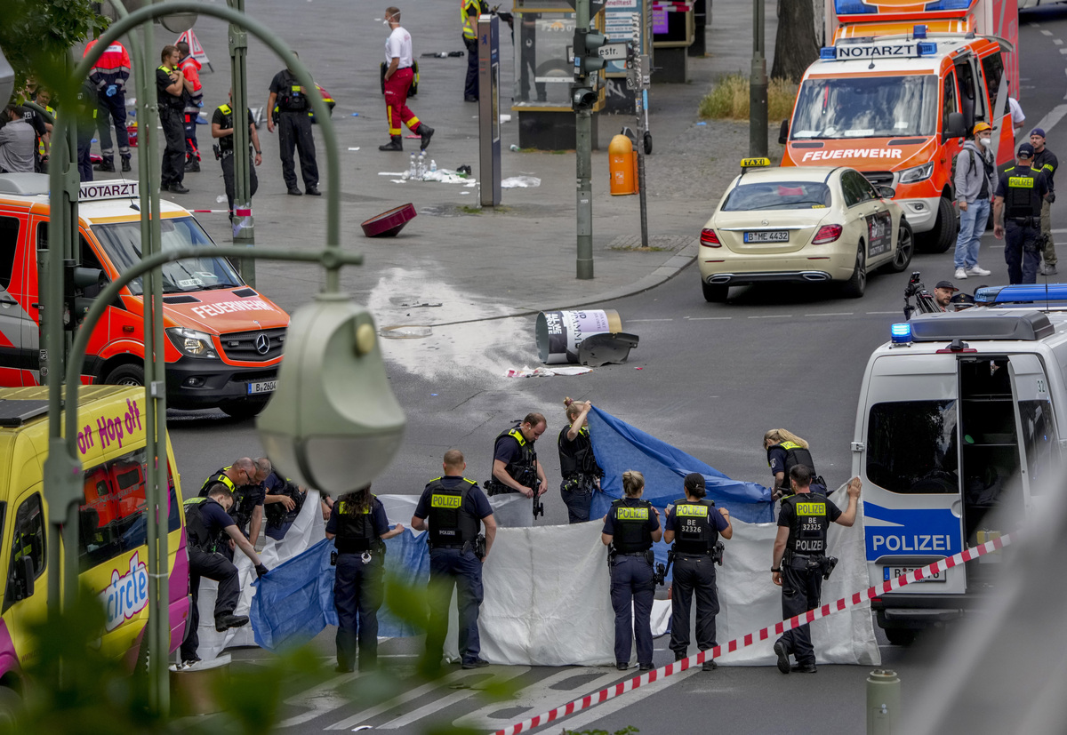 Berlino auto sulla folla Berlino auto sulla folla