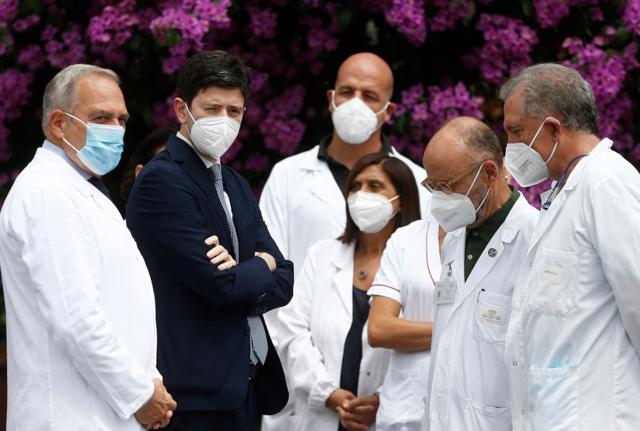 Covid: "Al ministero della Salute non sanno l'inglese". Il motivo dei ritardi