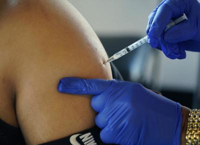 vaccino, pfizer, indagine guardia di finanza