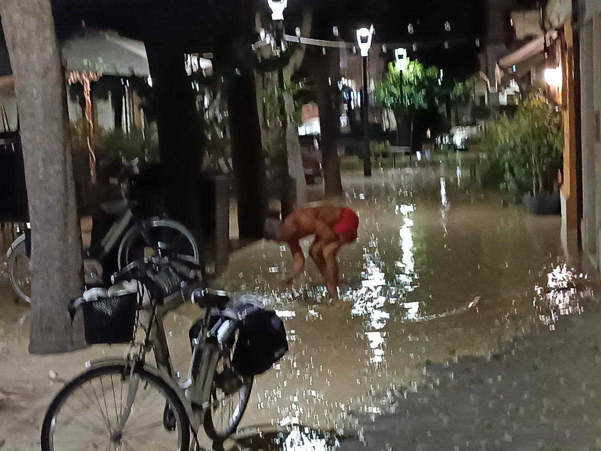 Alluvione nelle Marche, vaste zone allagate a Senigallia dopo l'esondazione del fiume Misa Alluvione nelle Marche, vaste zone allagate a Senigallia dopo l'esondazione del fiume Misa